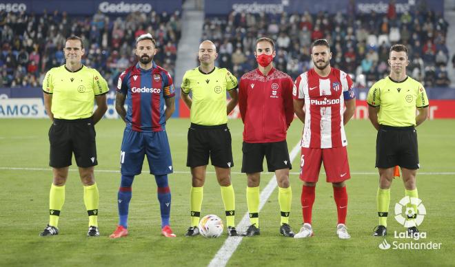 José Luis Morales posa con Munuera Montero, Koke y los asistentes del árbitro antes del Levante-A