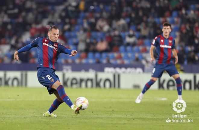 Son centra durante el Levante-Atlético de Madrid en el Ciutat de Valencia (Foto: LaLiga).