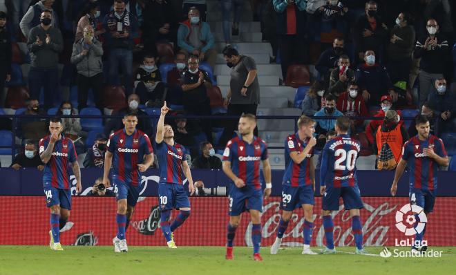 Celebración del segundo gol de penalti de Bardhi durante el Levante-Atlético de Madrid en el Ciut