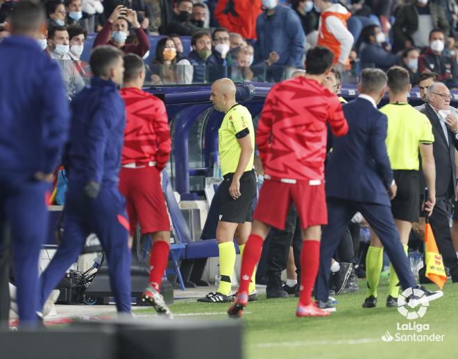 González Fuertes consulta el VAR en el segundo penalti señalado en el Levante - Atleti. (LaLiga)