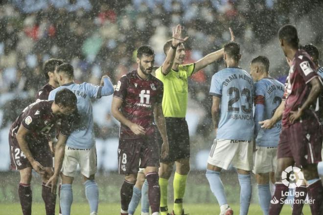 Melero López pide tranquilidad, durante el Celta-Real Sociedad (Foto: LaLiga)