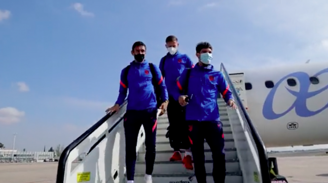 Los jugadores del Atlético de Madrid bajan del avión del equipo.