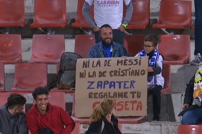 Pancarta de los aficionados del Zaragoza dirigida a Alberto Zapater.