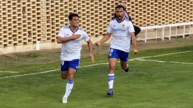 Raúl Rubio celebra un gol con el Deportivo Aragón (Foto: Tino Gil/RZ).