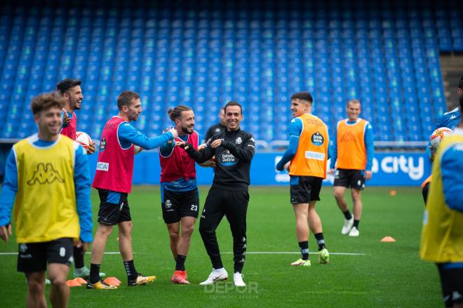 Borja Jiménez sonriendo junto a sus jugadores en Riazor (Foto: RCD).