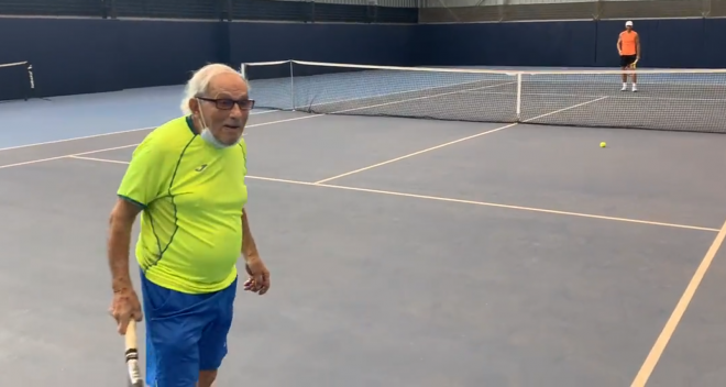 Leonid Stanislavskyi, el tenista de más edad del mundo, jugando con Rafa Nadal.