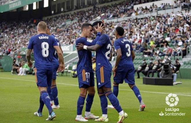 Lucas Vázquez y Vinícius celebran un gol en el Elche-Real Madrid (Foto: LaLiga Santander).