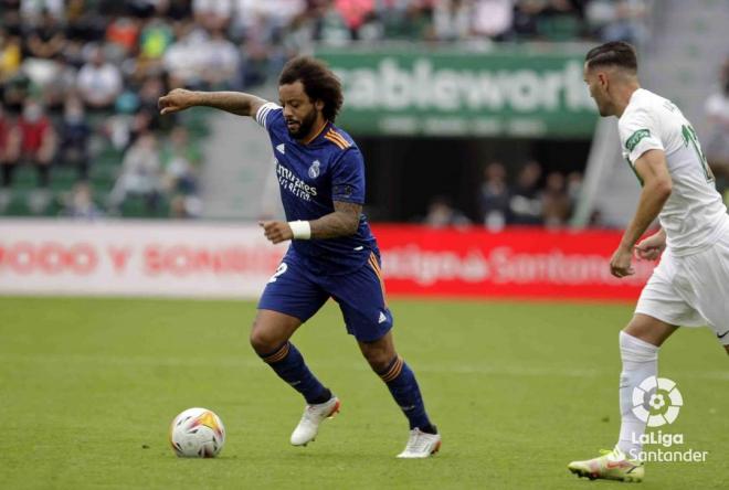 Marcelo golpea el balón en el Elche-Real Madrid (Foto: LaLiga Santander).