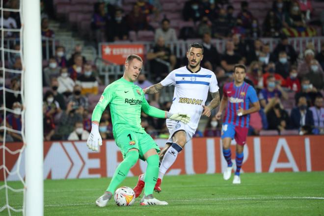 Joselu presiona a Ter Stegen (Foto: Cordon Press).