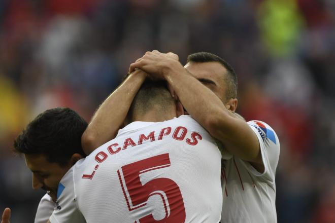 Jordán felicitaba a su compañero tras el gol (Foto: Kiko Hurtado).