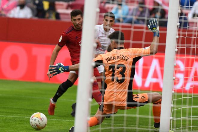 Juan Pérez, durante el Sevilla-Osasuna (Foto: Kiko Hurtado).