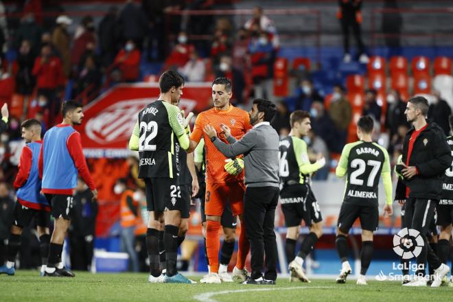 David Gallego charla con Diego Mariño y Pablo Pérez tras el Lugo-Sporting (Foto: LaLiga).