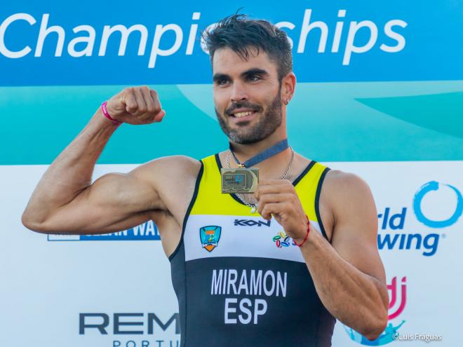Adrián Miramón celebra su título en el Campeonato de Europa.