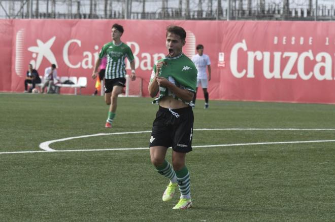 Álex Ortiz celebraba el gol del Betis en el derbi juvenil (Foto: Kiko Hurtado).
