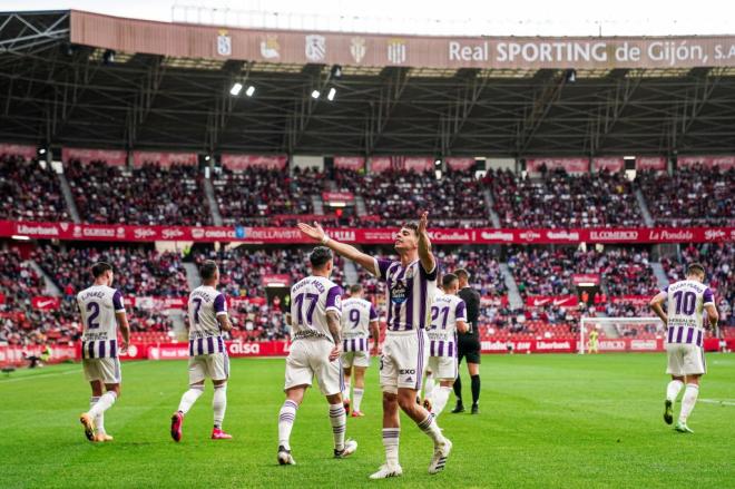 Álvaro Aguado, tras el gol anotado ante el Sporting de Gijón en El Molinón (Foto: Real Valladolid).