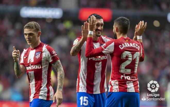 Stefan Savic y Yannick Carrasco celebran el gol del belga al Betis (Foto: LaLiga).