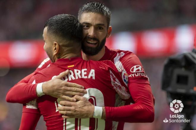 Ángel Correa y Yannick Carrasco celebran el gol del belga al Betis (Foto: LaLiga).