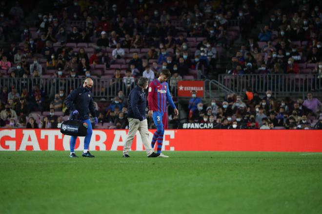 Gerard Piqué, cabizbajo tras marcharse lesionado del Barcelona-Alavés (Foto: Cordon Press).