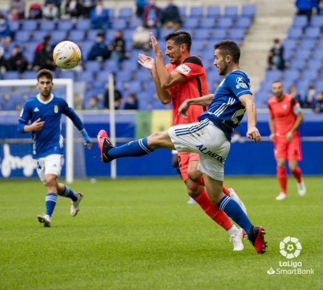 Chavarría se intenta llevar el balón en el Oviedo-Málaga (Foto: LaLiga).