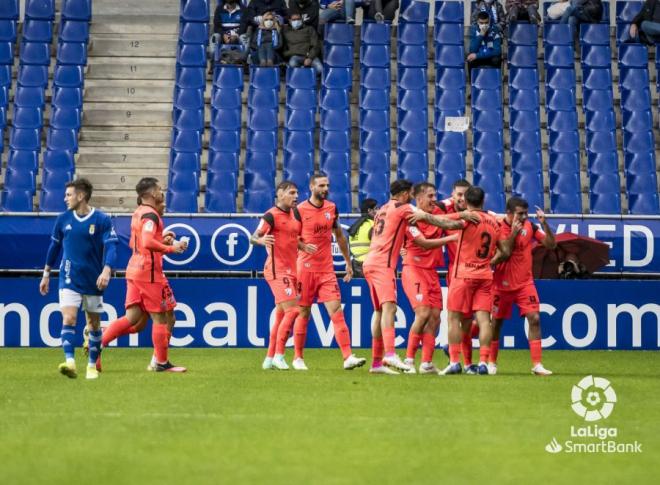La plantilla del Málaga celebran el gol de Genaro al Oviedo (Foto: LaLiga).