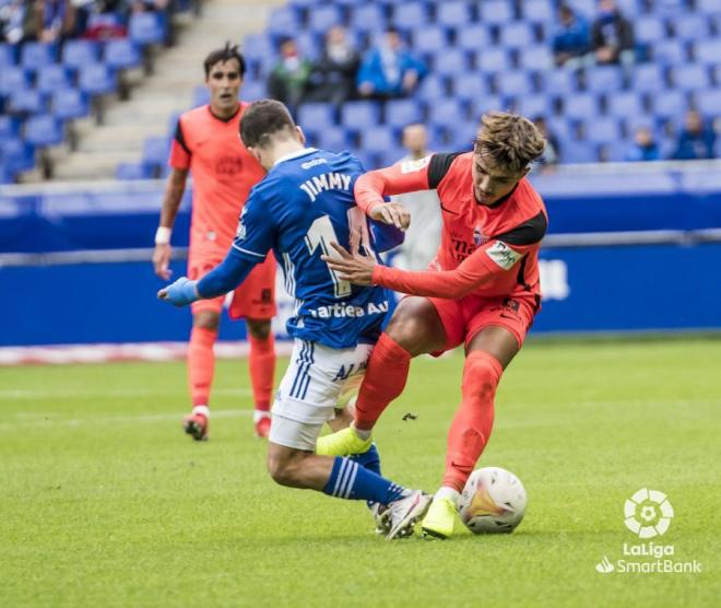 Kevin trata de quitarle un balón a Jimmy en el Oviedo-Málaga (Foto: LaLiga).