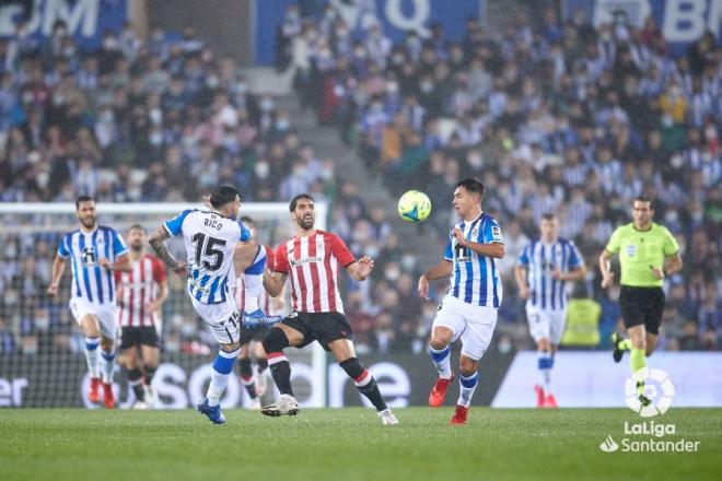 Lance del derbi entre la Real Sociedad y el Athletic (Foto: LaLiga).