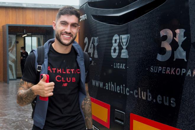 Unai Núñez posa junto al autobús de los Leones antes de viajar a Donostia (Foto: Athletic Club).