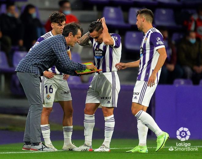 Pacheta da instrucciones durante el Real Valladolid-Eibar (Foto: LaLiga).