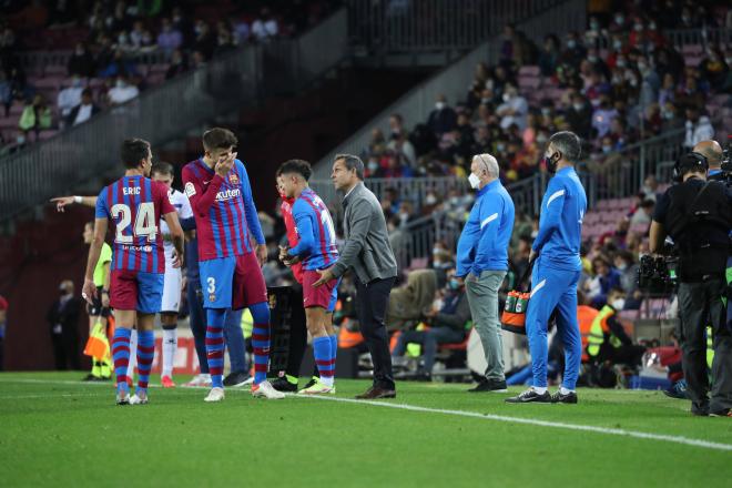 Piqué dialoga con Sergi en presencia de Coutinho y Eric García en el Barça-Elche (Foto: Cordon Press).