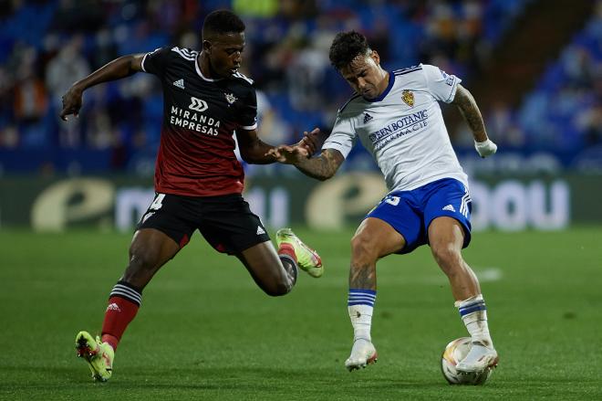 James Igbekeme, con la camiseta sin el escudo del Real Zaragoza (Foto: Dani Marzo).