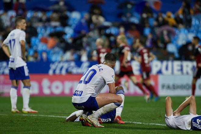 Los jugadores del Real Zaragoza abatidos tras el gol del Mirandés (Foto: Daniel Marzo).