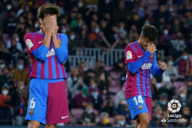 Riqui Puig y Coutinho, jugadores de Xavi Hernández, se lamentan tras una ocasión desperdiciada (Foto: LaLiga). .