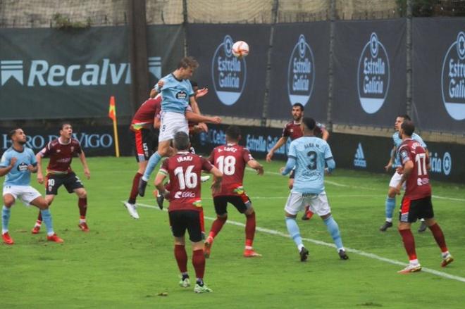 Remate de cabeza de Javi Castro (Foto: RC Celta).