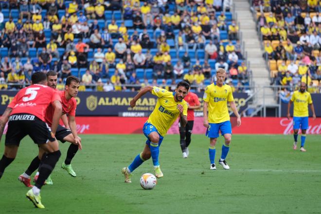 Iván Chapela conduce la pelota durante el Cádiz-Mallorca en el Nuevo Mirandilla (Foto: LaLiga).