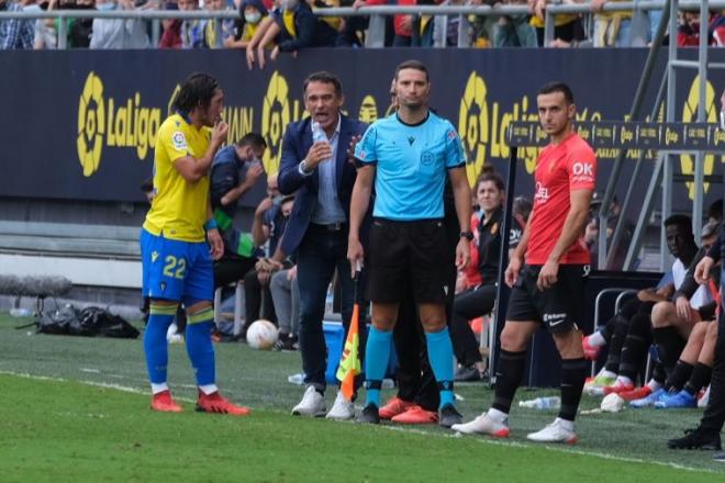 Luis García Plaza discute con Espino en el Cádiz-Mallorca (Foto: Cristo García).