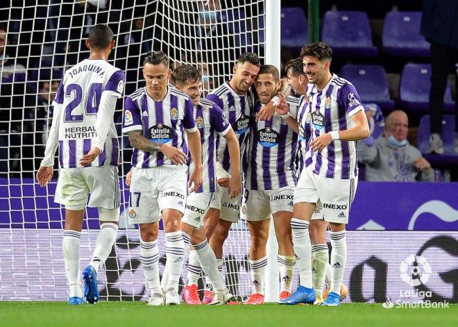 Los jugadores del Real Valladolid tras el gol de Toni VIlla a la SD Éibar.