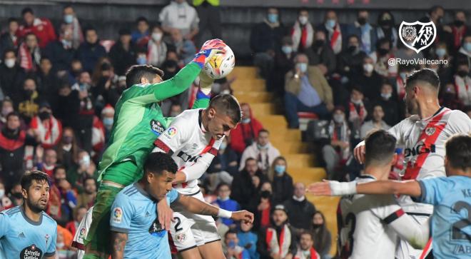 Dituro atrapa un balón en el Rayo-Celta (Foto: Rayo Vallecano).