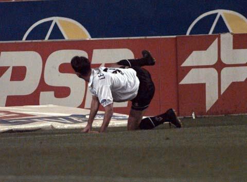 Leandro Machado celebra un gol de forma poco decorosa.