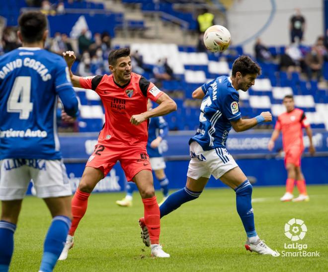 Pablo Chavarría lucha un balón en el Real Oviedo-Málaga (Foto: LaLiga).