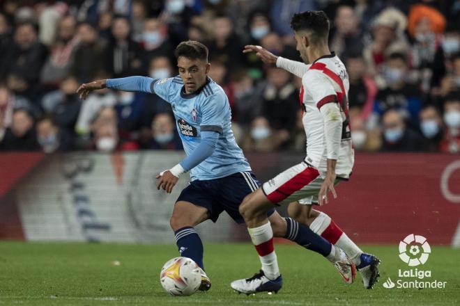 Fran Beltrán roba un balón durante el Rayo-Celta (Foto: LaLiga).