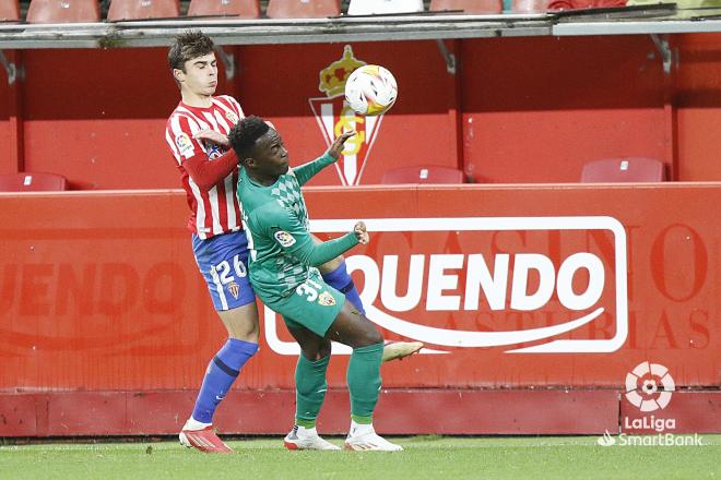 Pablo García pugna con Arvin Appiah durante el Sporting-Almería (Foto: LaLiga).