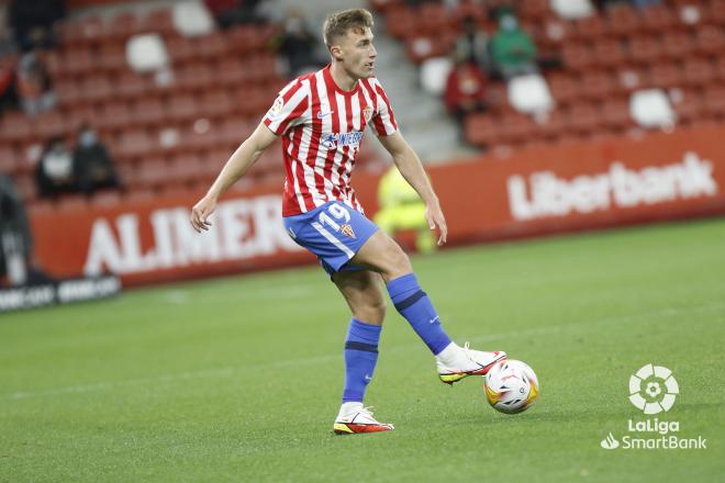 Bogdan Milovanov controla la pelota durante el Sporting-Almería (Foto: LaLiga).