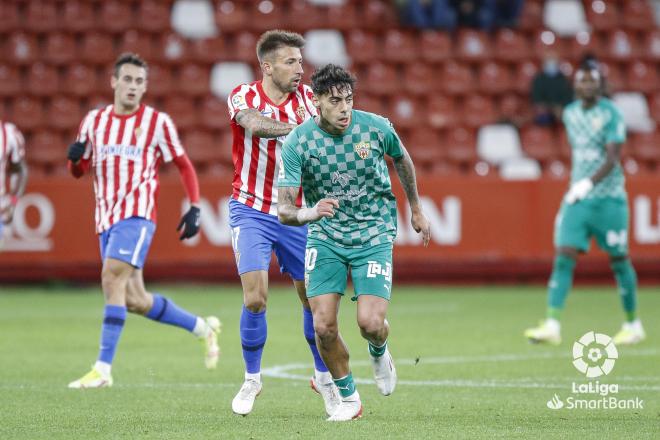 Aitor García agarra a Samú Costa durante el Sporting-Almería (Foto: LaLiga).