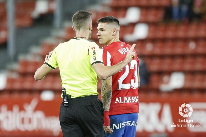 Djuka discute con el árbitro durante el Sporting-Almería (Foto: LaLiga).