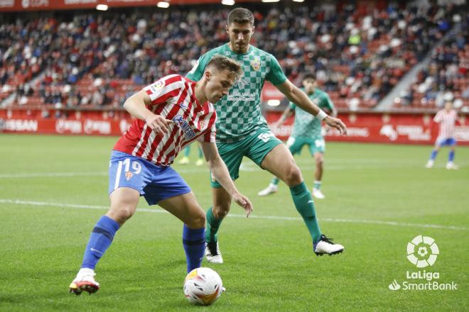 Bogdan Milovanov protege la pelota durante el Sporting-Almería (Foto: LaLiga).