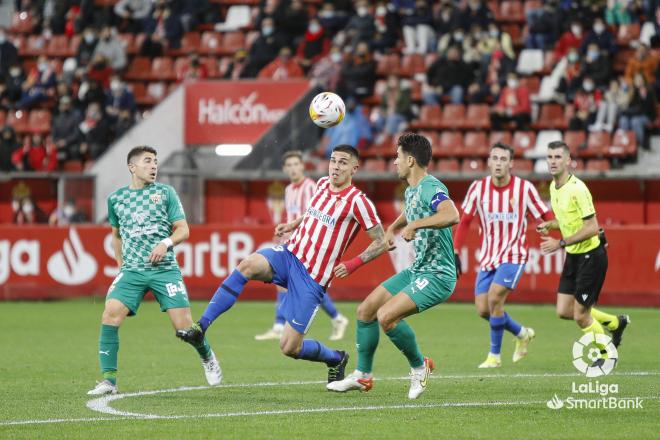 Djuka intente rematar durante el Sporting-Almería (Foto: LaLiga).