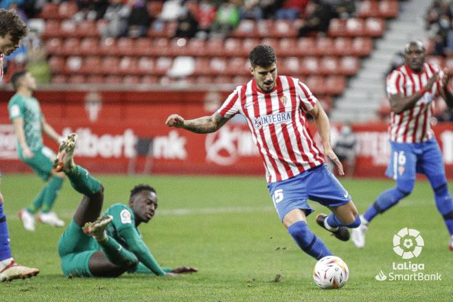 Juan berrocal corta un balón a Appiah durante el Sporting-Almería (Foto: LaLiga).