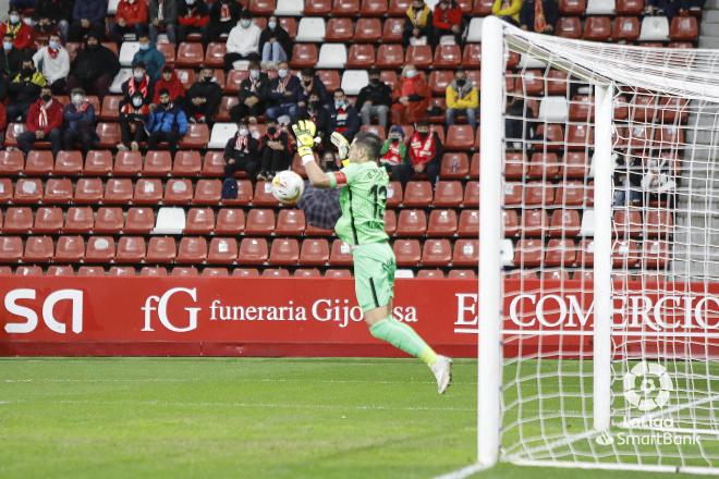 Diego Mariño detiene un disparo durante el Sporting-Almería (Foto: LaLiga).
