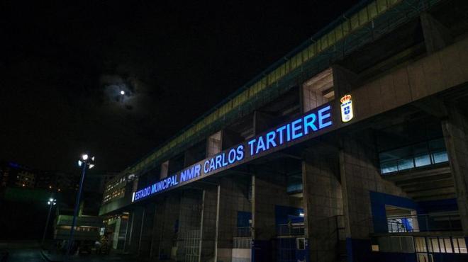 Fachada del Carlos Tartiere con las siglas de NMR (Foto: Real Oviedo).