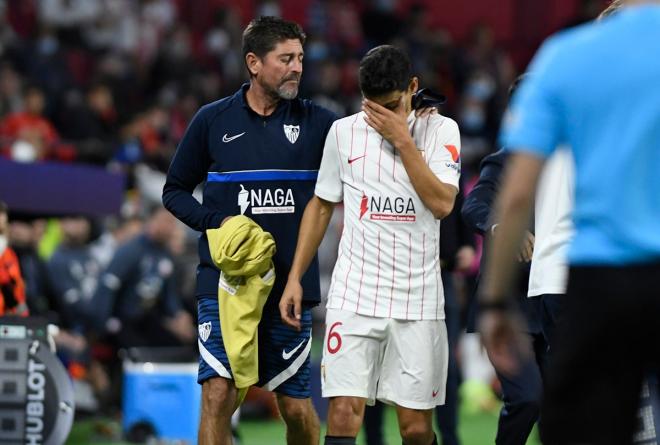 Jesús Navas se retira lesionado del Sevilla-Lille de Champions (Foto: Kiko Hurtado).